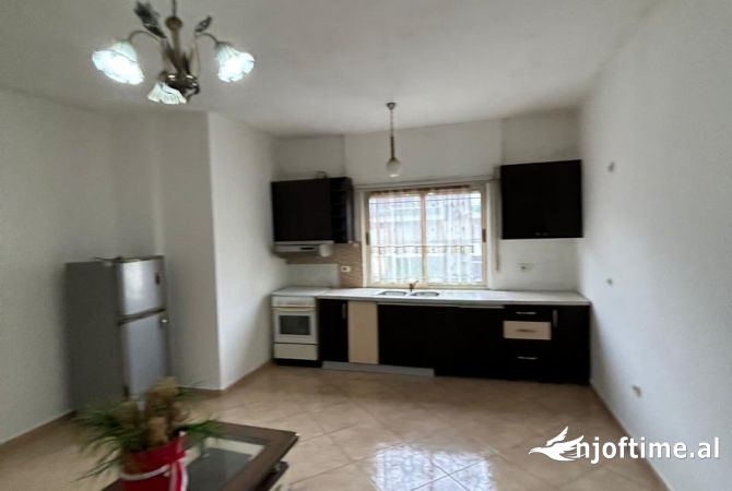 Shtepi me qera Apartament ne Tirane, 1+1, Mobilimi Pjeserisht e mobiluar, Pagesa 350  Euro.