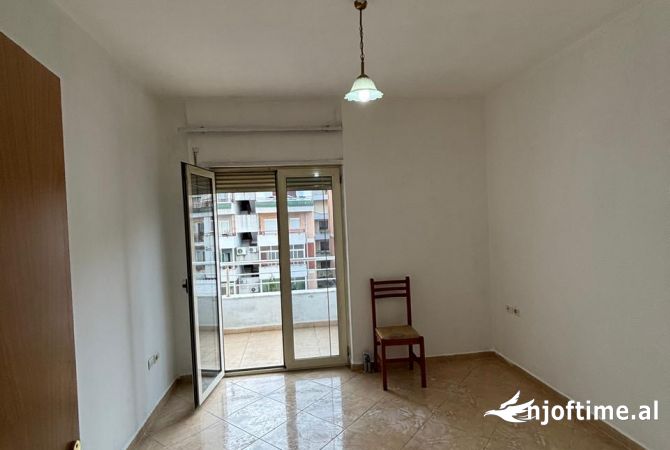 Shtepi me qera Apartament ne Tirane, 1+1, Mobilimi Pjeserisht e mobiluar, Pagesa 350  Euro.