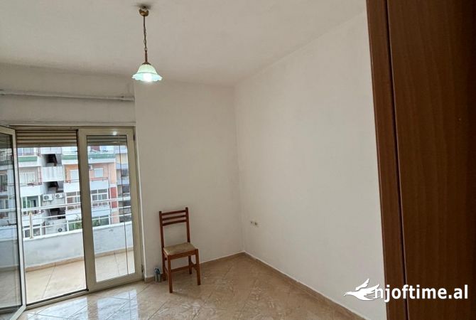 Shtepi me qera Apartament ne Tirane, 1+1, Mobilimi Pjeserisht e mobiluar, Pagesa 350  Euro.