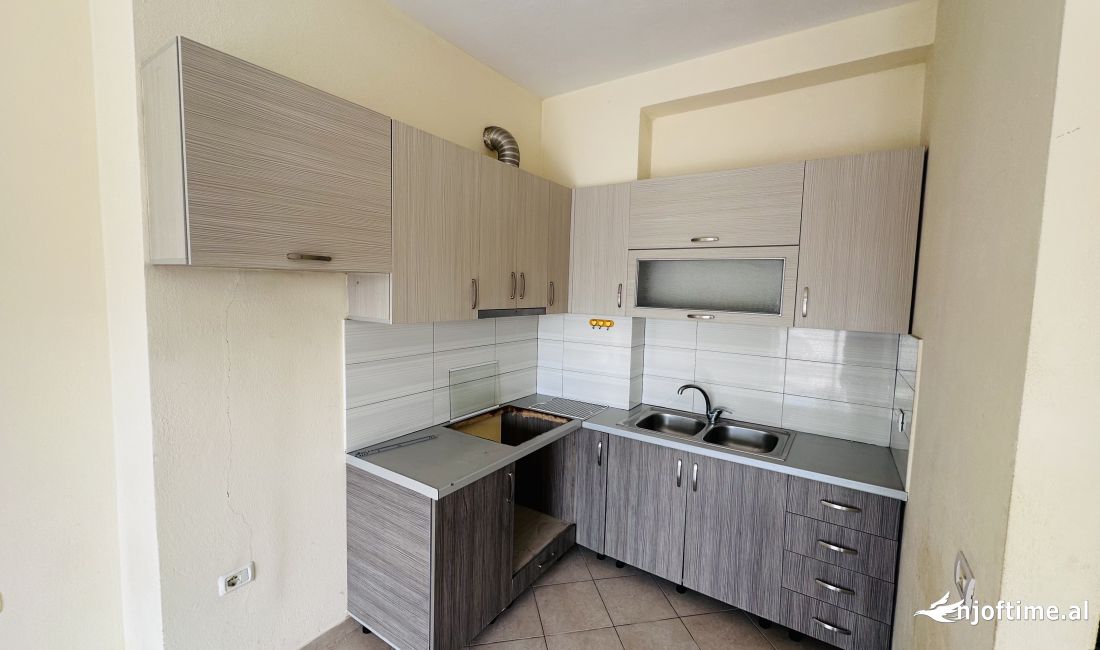Shtepi ne shitje Apartament ne Tirane, 1+1, Mobilimi Pjeserisht e mobiluar, Pagesa 84,000  Euro.