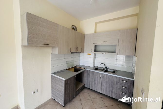 Shitet Apartament 1+1+1 Ballkon