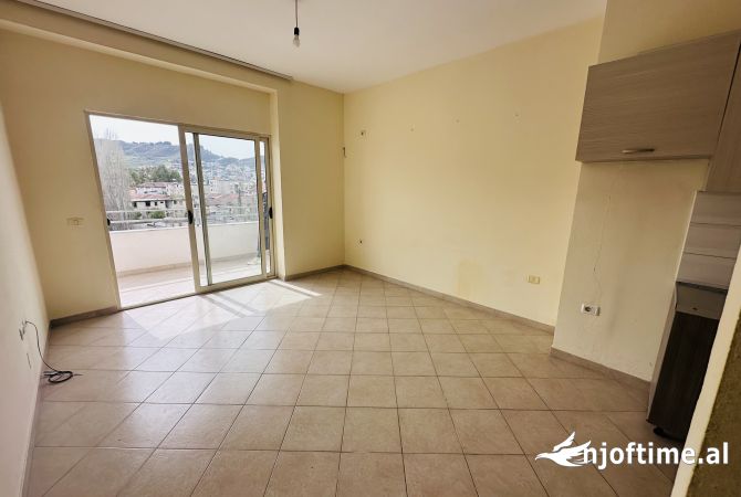 Shtepi ne shitje Apartament ne Tirane, 1+1, Mobilimi Pjeserisht e mobiluar, Pagesa 84,000  Euro.