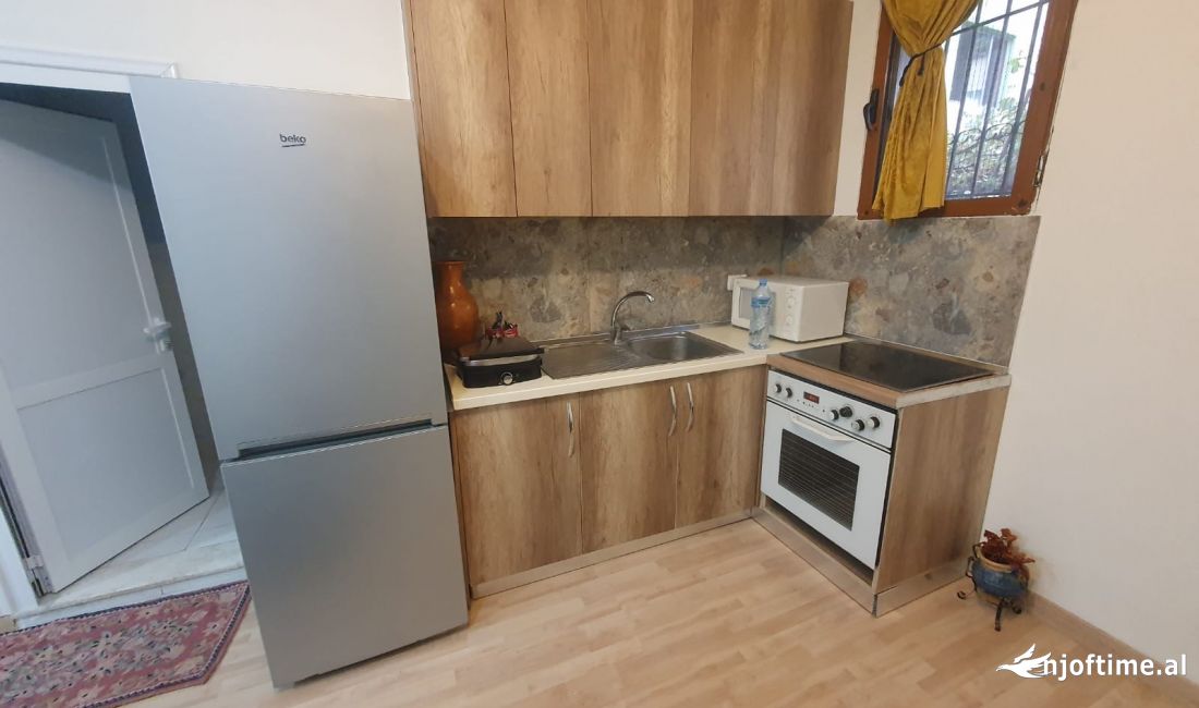 Shtepi me qera Apartament ne Tirane, 1+1, Mobilimi E mobiluar, Pagesa 450  Euro.