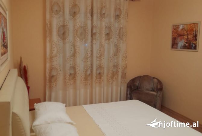 Shtepi me qera Apartament ne Tirane, 2+1, Mobilimi E mobiluar, Pagesa 550  Euro.