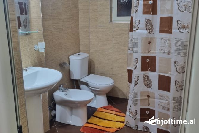 Shtepi me qera Apartament ne Tirane, 2+1, Mobilimi E mobiluar, Pagesa 550  Euro.