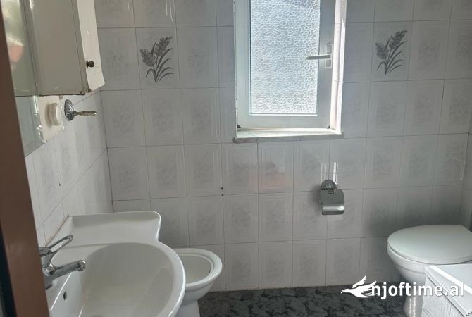 Shtepi me qera Apartament ne Tirane, Garsoniere, Mobilimi E mobiluar, Pagesa 350  Euro.