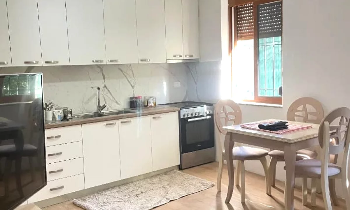 Shtepi me qera Shtepi Private ne Tirane, 2+1, Mobilimi E mobiluar, Pagesa 45,000  Leke.
