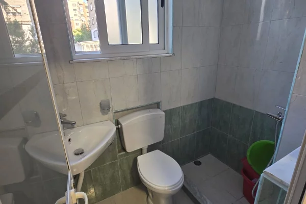 Shtepi me qera Apartament ne Tirane, Garsoniere, Mobilimi Pjeserisht e mobiluar, Pagesa 48,000  Leke.