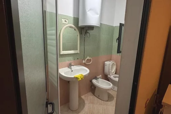 Shtepi me qera Shtepi Private ne Tirane, 1+1, Mobilimi E mobiluar, Pagesa 40,000  Leke.
