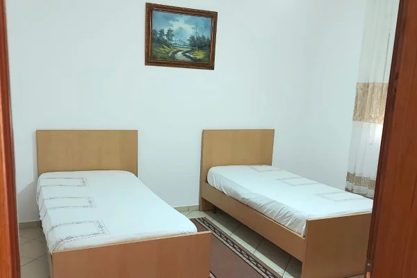 Shtepi me qera Shtepi Private ne Tirane, 2+1, Mobilimi E mobiluar, Pagesa 50,000  Leke.