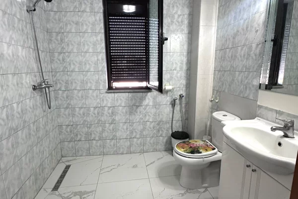 Shtepi me qera Apartament ne Tirane, 2+1, Mobilimi E mobiluar, Pagesa 46,000  Leke.