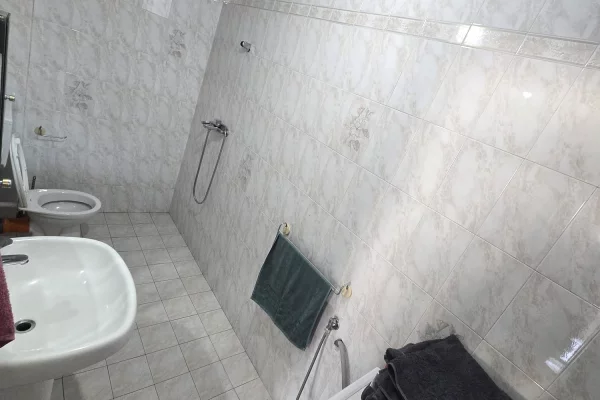 Shtepi me qera Apartament ne Tirane, 3+1, Mobilimi Pjeserisht e mobiluar, Pagesa 50,000  Leke.