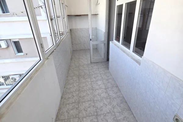 Shtepi me qera Apartament ne Tirane, 3+1, Mobilimi Pjeserisht e mobiluar, Pagesa 50,000  Leke.