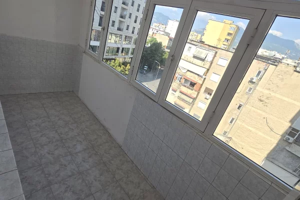 Shtepi me qera Apartament ne Tirane, 3+1, Mobilimi Pjeserisht e mobiluar, Pagesa 50,000  Leke.