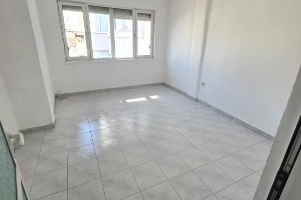 Shtepi me qera Apartament ne Tirane, 3+1, Mobilimi Pjeserisht e mobiluar, Pagesa 50,000  Leke.