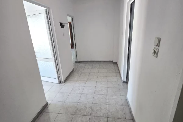 Shtepi me qera Apartament ne Tirane, 3+1, Mobilimi Pjeserisht e mobiluar, Pagesa 50,000  Leke.