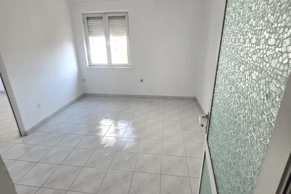 Shtepi me qera Apartament ne Tirane, 3+1, Mobilimi Pjeserisht e mobiluar, Pagesa 50,000  Leke.