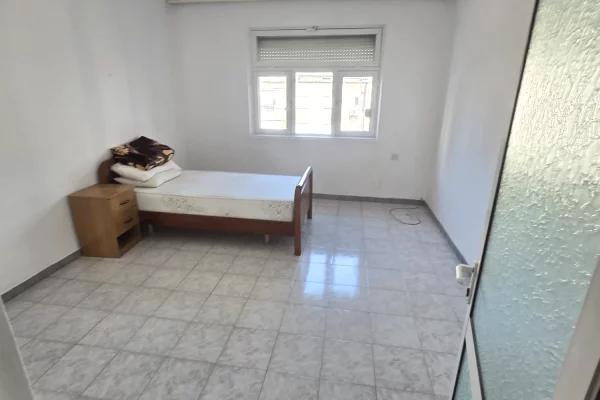 Shtepi me qera Apartament ne Tirane, 3+1, Mobilimi Pjeserisht e mobiluar, Pagesa 50,000  Leke.