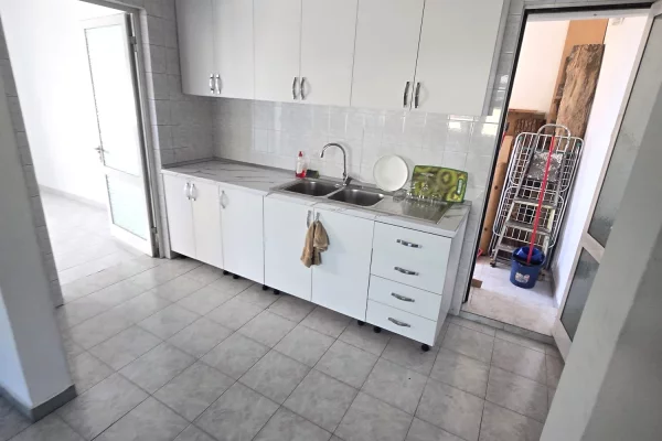 Shtepi me qera Apartament ne Tirane, 3+1, Mobilimi Pjeserisht e mobiluar, Pagesa 50,000  Leke.