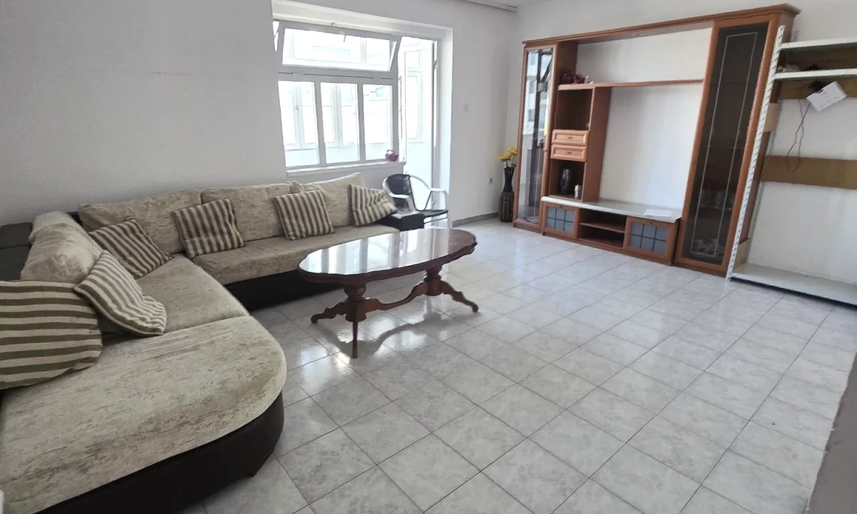 Shtepi me qera Apartament ne Tirane, 3+1, Mobilimi Pjeserisht e mobiluar, Pagesa 50,000  Leke.