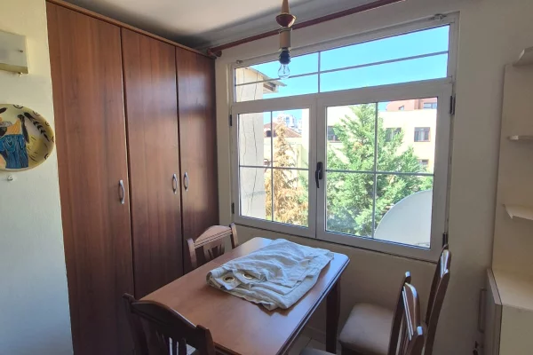 Shtepi me qera Apartament ne Tirane, 1+1, Mobilimi E mobiluar, Pagesa 45,000  Leke.