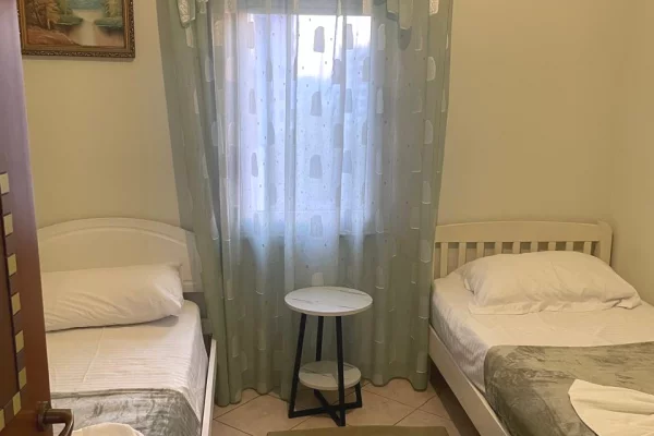 Shtepi me qera Apartament ne Tirane, 2+1, Mobilimi E mobiluar, Pagesa 75,000  Leke.