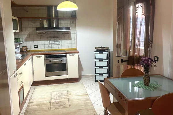 Shtepi me qera 2+1 ne Tirane - 75,000 Leke