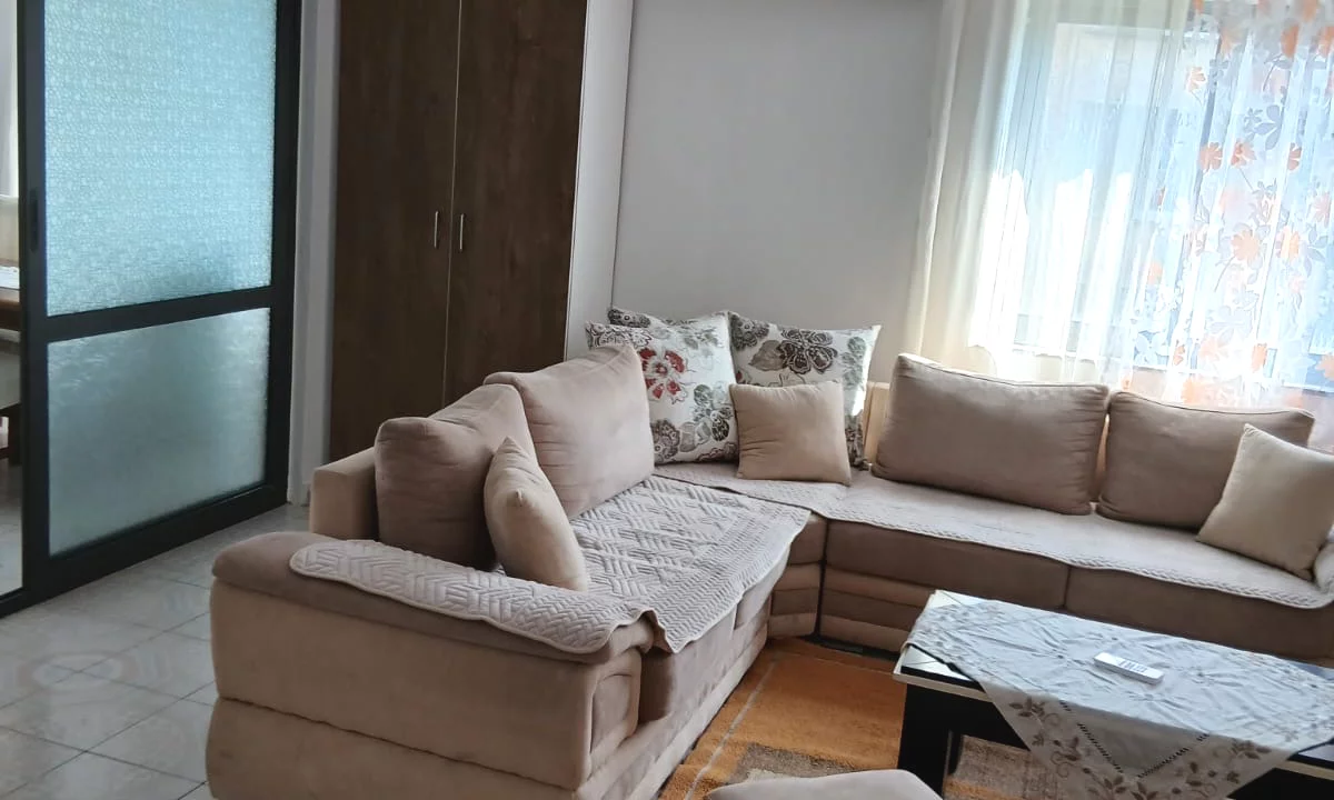 Shtepi me qera Apartament ne Tirane, 1+1, Mobilimi E mobiluar, Pagesa 60,000  Leke.