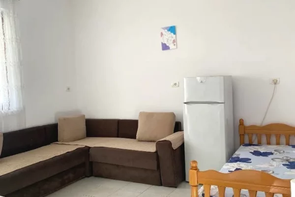 Shtepi me qera Shtepi Private ne Tirane, 1+1, Mobilimi E mobiluar, Pagesa 40,000  Leke.