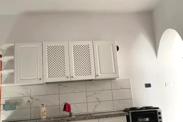 Shtepi me qera Shtepi Private ne Tirane, 1+1, Mobilimi E mobiluar, Pagesa 40,000  Leke.
