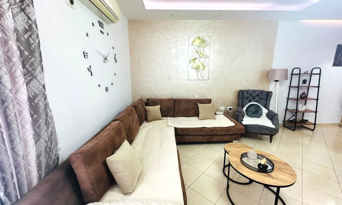 Shtepi ne shitje Apartament ne Tirane, 2+1, Mobilimi E mobiluar, Pagesa 15,100,000  Leke.