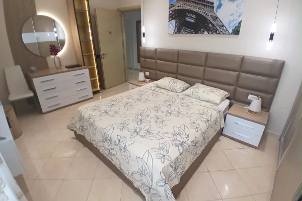 Shtepi ne shitje Apartament ne Tirane, 2+1, Mobilimi E mobiluar, Pagesa 15,100,000  Leke.