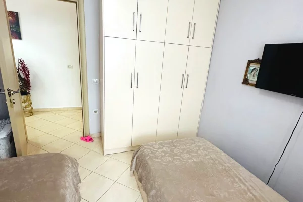 Shtepi ne shitje Apartament ne Tirane, 2+1, Mobilimi E mobiluar, Pagesa 15,100,000  Leke.