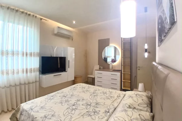 Shtepi ne shitje Apartament ne Tirane, 2+1, Mobilimi E mobiluar, Pagesa 15,100,000  Leke.