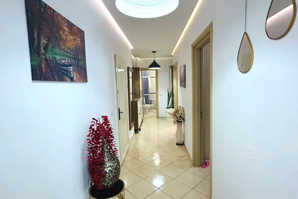 Shtepi ne shitje Apartament ne Tirane, 2+1, Mobilimi E mobiluar, Pagesa 15,100,000  Leke.