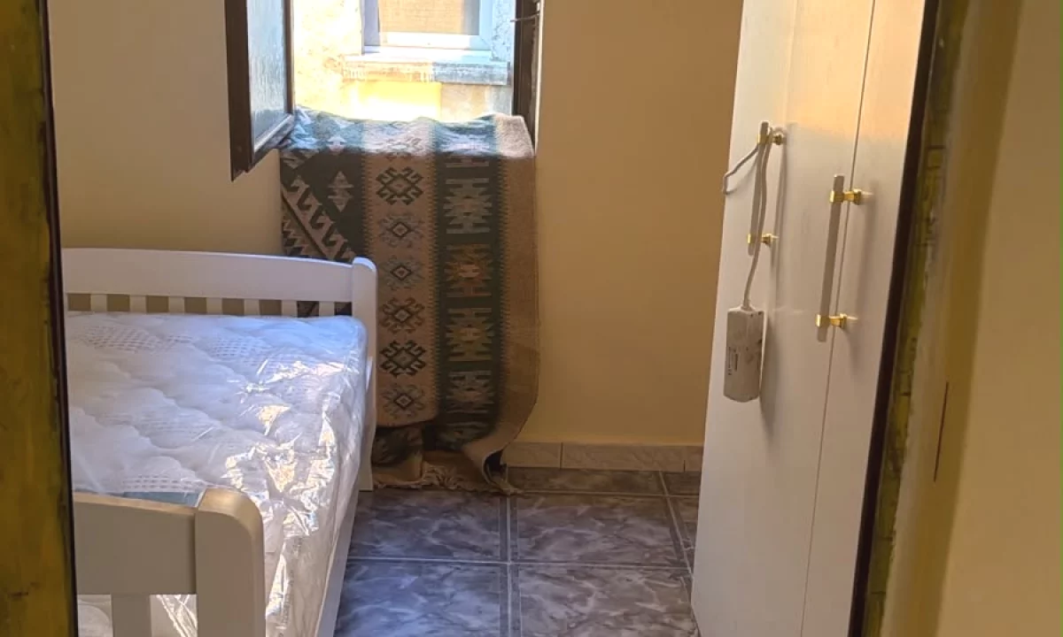 Shtepi me qera Apartament ne Tirane, 2+1, Mobilimi Pjeserisht e mobiluar, Pagesa 60,000  Leke.