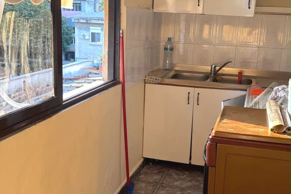 Shtepi me qera Apartament ne Tirane, 2+1, Mobilimi Pjeserisht e mobiluar, Pagesa 60,000  Leke.