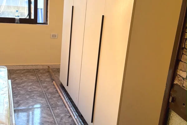 Shtepi me qera Apartament ne Tirane, 2+1, Mobilimi Pjeserisht e mobiluar, Pagesa 60,000  Leke.