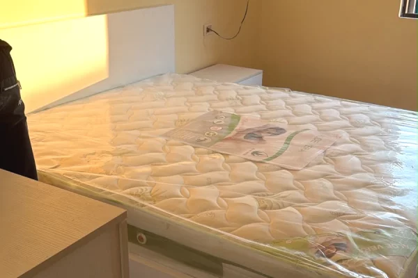 Shtepi me qera Apartament ne Tirane, 2+1, Mobilimi Pjeserisht e mobiluar, Pagesa 60,000  Leke.