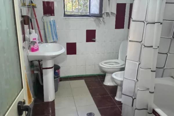 Shtepi me qera Apartament ne Tirane, 2+1, Mobilimi E mobiluar, Pagesa 50,000  Leke.