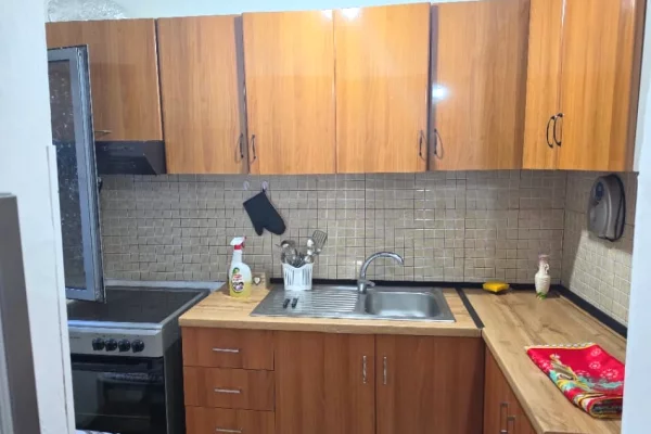 Shtepi me qera Apartament ne Tirane, 2+1, Mobilimi E mobiluar, Pagesa 50,000  Leke.