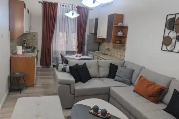 Shtepi me qera Apartament ne Tirane, 2+1, Mobilimi E mobiluar, Pagesa 63,000  Leke.