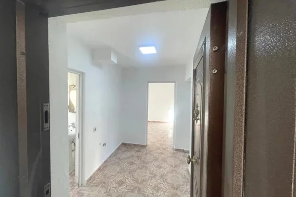 Jepet Me Qera Apartament 2+1+1 Ballkon, Rruga Ferit Xhajko