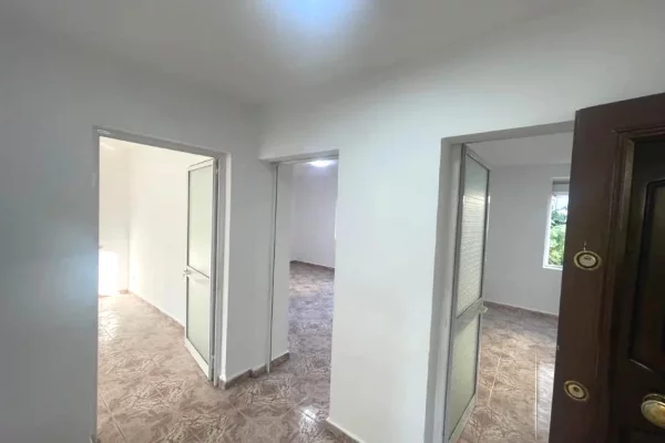 Shtepi me qera Apartament ne Tirane, 2+1, Mobilimi Bosh, pa mobiluar, Pagesa 50,000  Leke.