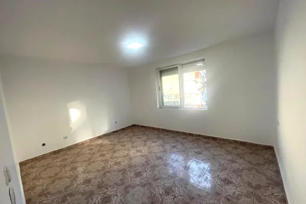 Shtepi me qera Apartament ne Tirane, 2+1, Mobilimi Bosh, pa mobiluar, Pagesa 50,000  Leke.