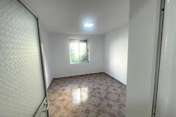 Shtepi me qera Apartament ne Tirane, 2+1, Mobilimi Bosh, pa mobiluar, Pagesa 50,000  Leke.