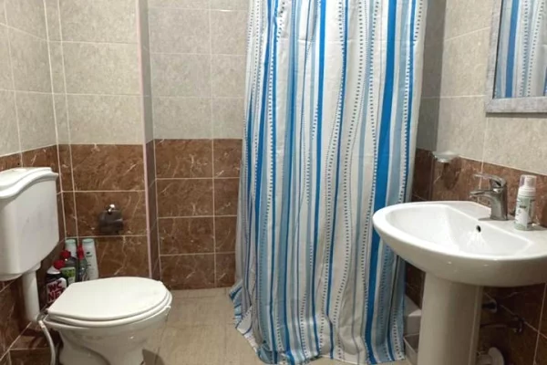 Shtepi me qera Apartament ne Tirane, 1+1, Mobilimi E mobiluar, Pagesa 40,000  Leke.