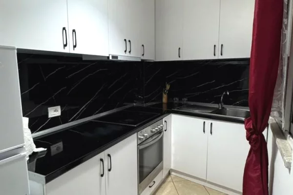 Shtepi me qera Apartament ne Tirane, 1+1, Mobilimi E mobiluar, Pagesa 40,000  Leke.
