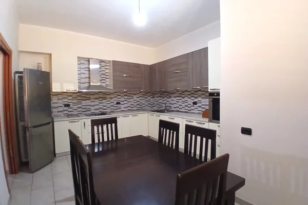 Shtepi me qera Shtepi Private ne Tirane, 2+1, Mobilimi E mobiluar, Pagesa 50,000  Leke.