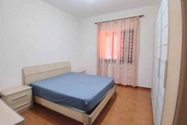Shtepi me qera Shtepi Private ne Tirane, 2+1, Mobilimi E mobiluar, Pagesa 50,000  Leke.